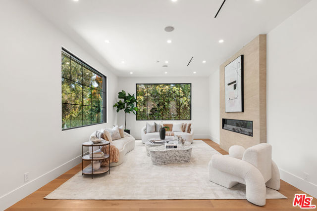 2565 Patricia Avenue, Los Angeles CA: https://media.crmls.org/mediaz/86a9edf0-b564-4970-bc23-31b3b32d7e8b.jpg