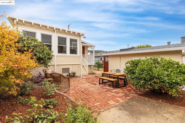 2941 Madeline St, Oakland CA: https://media.crmls.org/mediaz/86aa8ccd-183c-4199-853d-4ee974c31f22.jpg