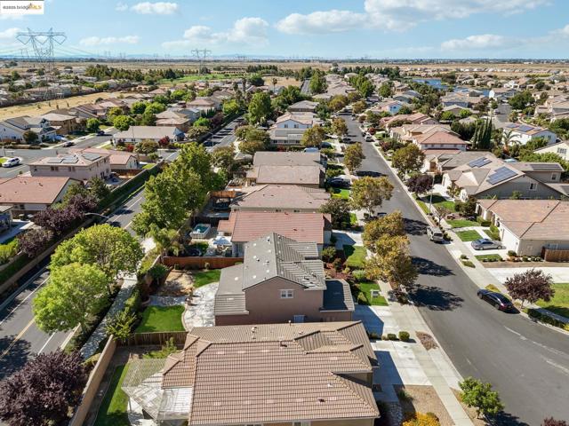 124 Clear Lake Ct, Oakley CA: https://media.crmls.org/mediaz/86abc81f-edf2-4a16-8f8f-997bfb03af56.jpg