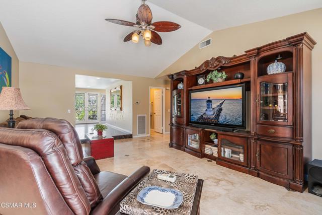 2753 Deerwood Avenue, Simi Valley CA: https://media.crmls.org/mediaz/86acf38d-681c-49af-8b7b-64c67b87b464.jpg