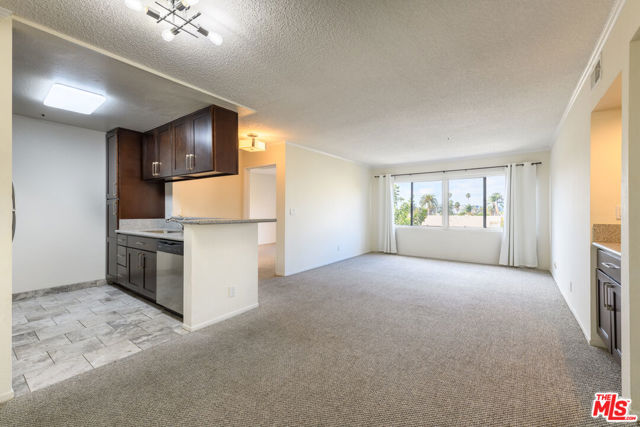 340 N Hayworth Avenue, Los Angeles CA: https://media.crmls.org/mediaz/86ad00a5-5380-43e4-a326-e4e8cdcdfc04.jpg