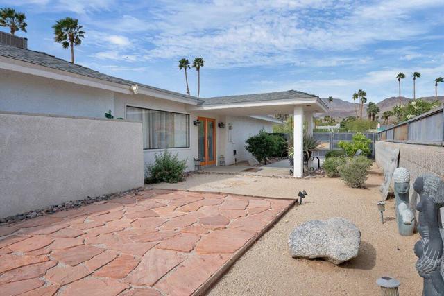 48320 Beverly Drive, Palm Desert CA: https://media.crmls.org/mediaz/86ad50dc-4bbc-4f61-a068-d876e80aa8e9.jpg