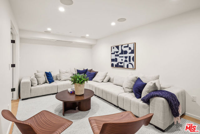 2530 Beverley Avenue, Santa Monica CA: https://media.crmls.org/mediaz/86ae1ce9-5d40-4380-ad3f-5c68bdb824a4.jpg