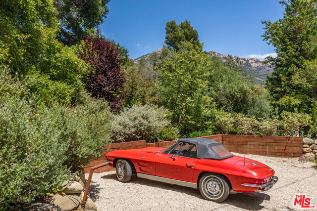 1064 Meadows End Drive, Calabasas CA: https://media.crmls.org/mediaz/86af69fd-0e51-4fe3-9cd0-f16aae8fcab0.jpg