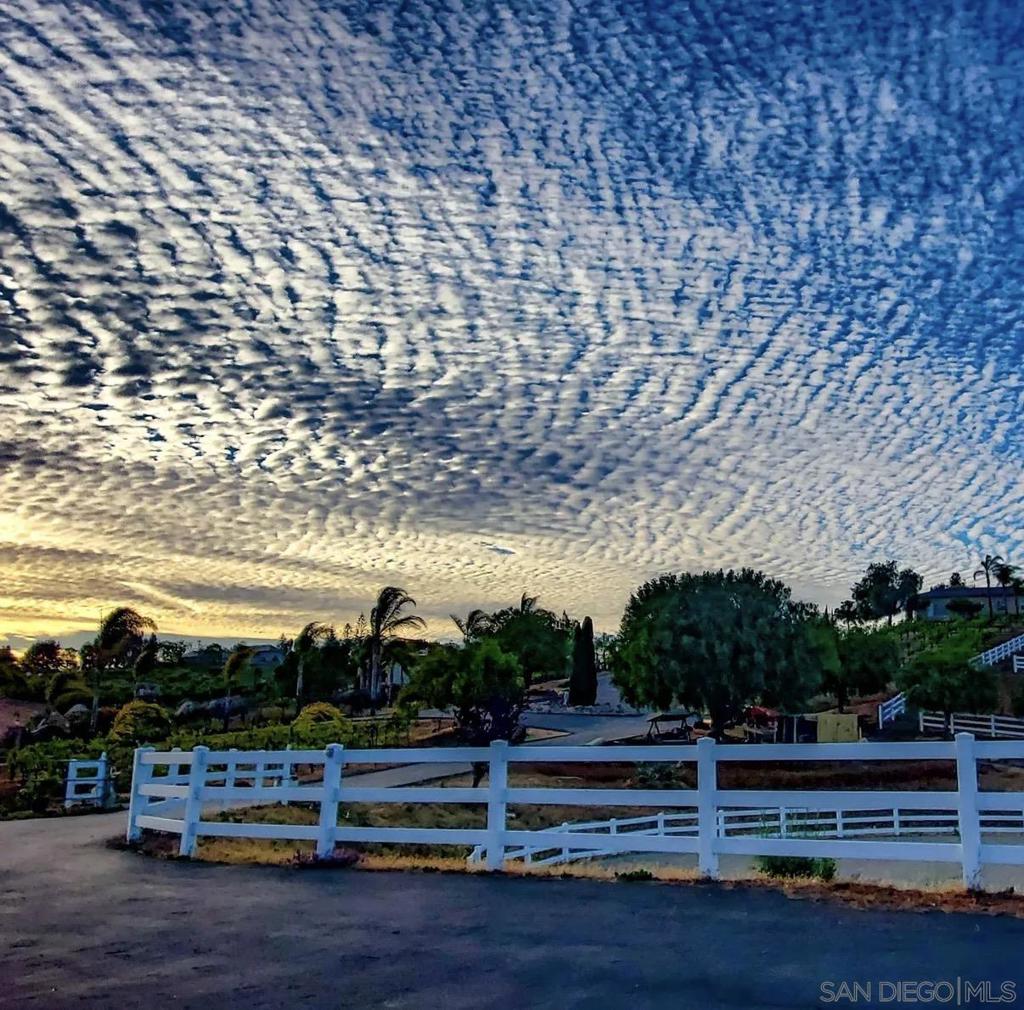 https://media.crmls.org/mediaz/86b0393b-a158-4a3c-9ec2-79e0f857a227.jpg?preset=X-Large