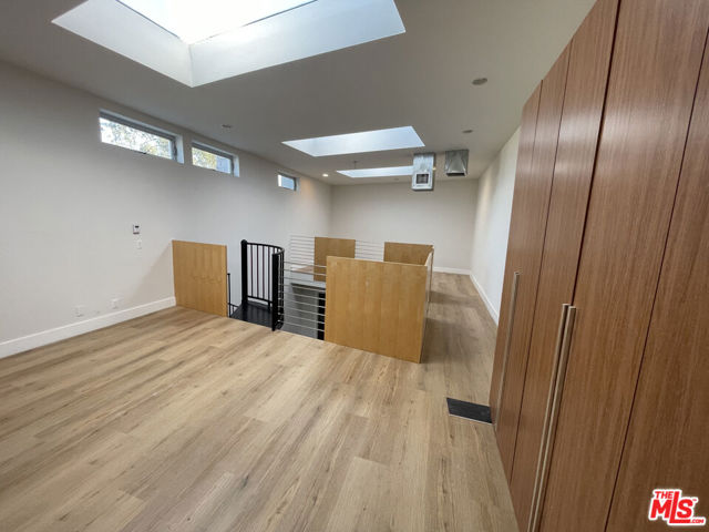 555 Rose Avenue, Venice CA: https://media.crmls.org/mediaz/86b07cf0-a0e0-45b0-88d9-924997846f73.jpg