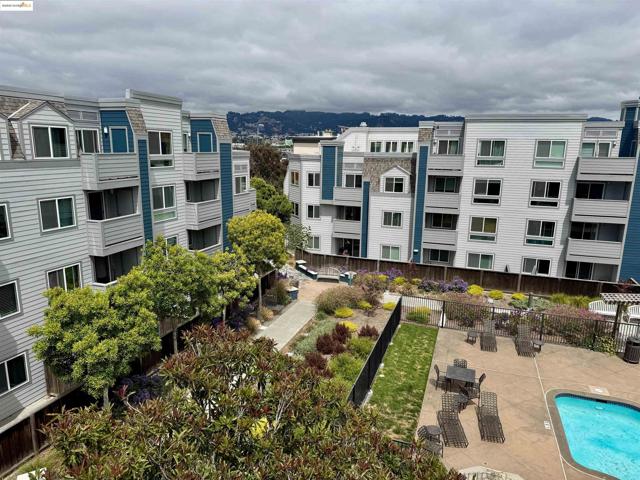 6400 Christie Ave, Emeryville CA: https://media.crmls.org/mediaz/86b0e3da-4554-4ccb-b43b-4889ab8fdb34.jpg