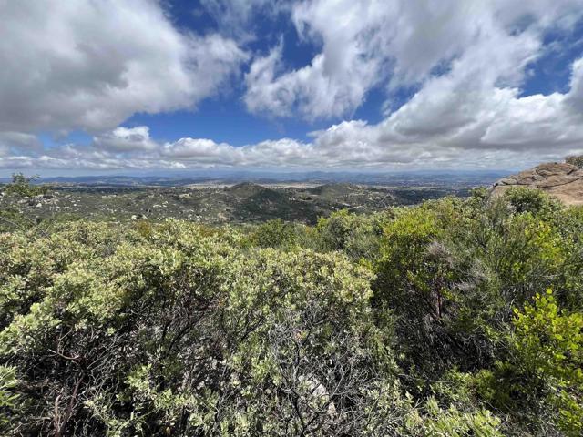 17441 Dos Picos Park Road, Ramona CA: https://media.crmls.org/mediaz/86b17db6-cb9f-42b8-a310-00dca496ea65.jpg