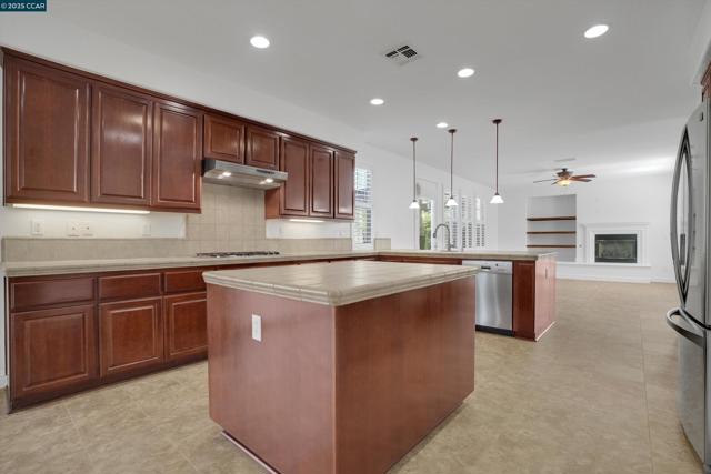 1411 Granite Creek Dr, Patterson CA: https://media.crmls.org/mediaz/86b1bd67-9421-42d7-b78c-3f12b9095c4b.jpg