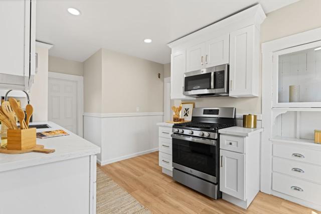 551 53rd Street, Oakland CA: https://media.crmls.org/mediaz/86b35e5a-2aab-41de-be54-6ecace1053ef.jpg