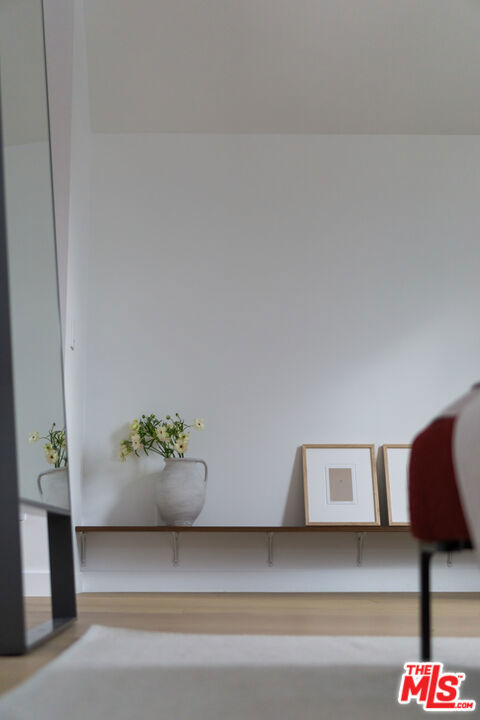 https://media.crmls.org/mediaz/86b44b5e-ee27-4026-b9db-1b8de6b8e42d.jpg?preset=X-Large