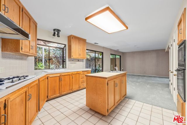 2180 Alcyona Drive, Los Angeles CA: https://media.crmls.org/mediaz/86b579f7-315b-4a1a-9473-71ab5719be4d.jpg
