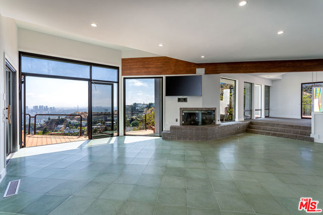 8424 Grand View Drive, Los Angeles CA: https://media.crmls.org/mediaz/86b6c73c-c4d6-4c62-8187-178c58cc4cba.jpg