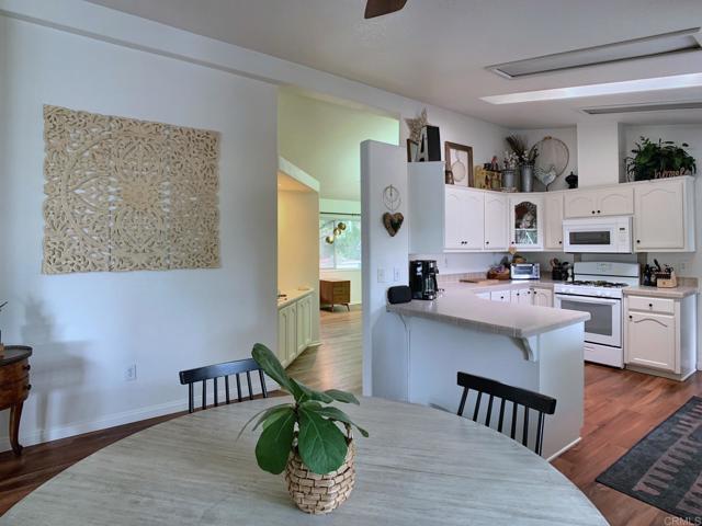 Detail Gallery Image 3 of 26 For 2003 Bayview Hts #105,  San Diego,  CA 92105 - 3 Beds | 2 Baths