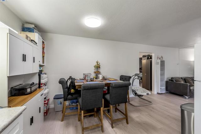 107 Catron Dr, Oakland CA: https://media.crmls.org/mediaz/86b7231d-df57-4777-acbe-427b838fd252.jpg