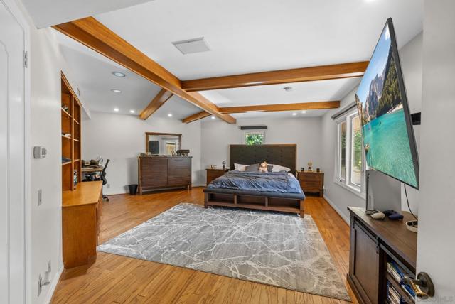 9351 La Jolla Farms Rd, San Diego CA: https://media.crmls.org/mediaz/86b72766-2e2c-4081-9e75-1bcb8a163f52.jpg