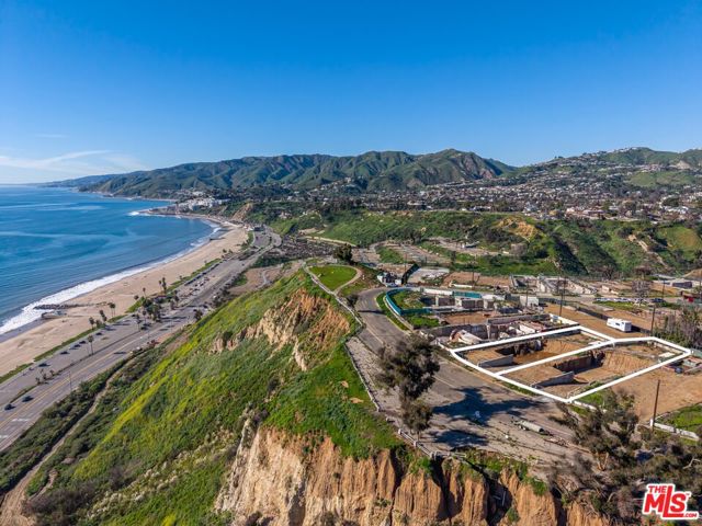 15515 Via De Las Olas, Pacific Palisades CA: https://media.crmls.org/mediaz/86b7e1b4-6431-4063-b74a-1f4b5518d734.jpg