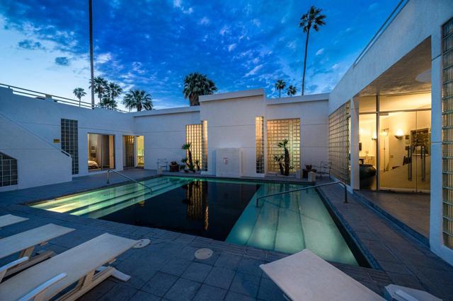 520 W ViA Lola, Palm Springs CA: https://media.crmls.org/mediaz/86b87c47-4bb7-4e28-914f-390439a0dfd7.jpg