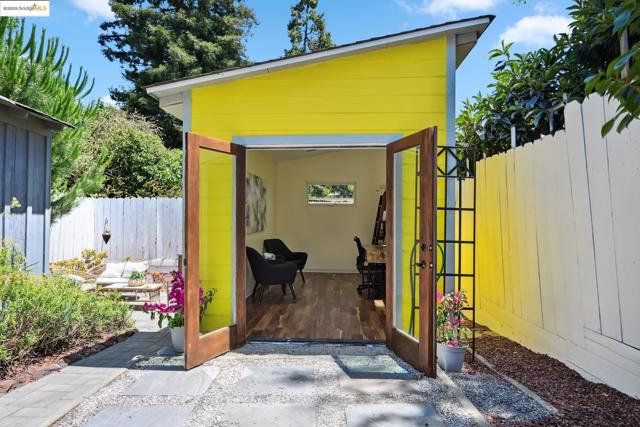 3316 Coolidge Ave, Oakland CA: https://media.crmls.org/mediaz/86b895d9-e402-4271-915d-b56e1b113126.jpg