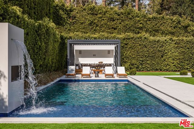 927 N Whittier Drive, Beverly Hills CA: https://media.crmls.org/mediaz/86b8f5ad-243c-4b81-bb9c-cfa4e29fd346.jpg