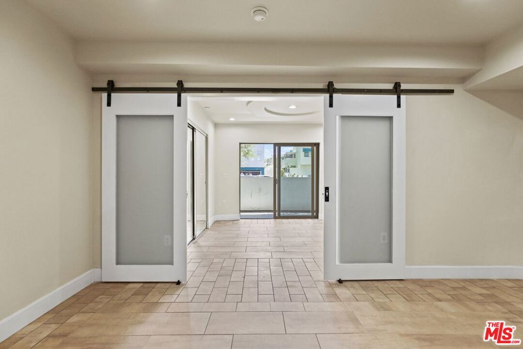 https://media.crmls.org/mediaz/86b95151-bdd4-4df3-88b0-d76e10df63c2.jpg?preset=X-Large