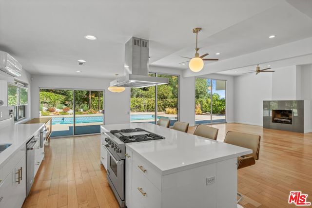 4207 Michelangelo Avenue, Woodland Hills CA: https://media.crmls.org/mediaz/86b980bb-f2d6-4777-b690-0dccac10ff83.jpg