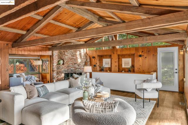 6141 Merriewood Dr, Oakland CA: https://media.crmls.org/mediaz/86ba369e-4f22-42cb-b8ac-35f757815b0b.jpg