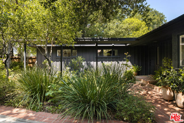8427 Oswego Street, Sunland CA: https://media.crmls.org/mediaz/86bab158-01bb-42a0-9867-1d51a9502ea5.jpg