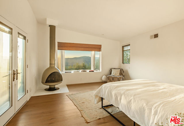 21960 Cereza Way, Topanga CA: https://media.crmls.org/mediaz/86bae7af-1a63-4156-8269-489bed5a6215.jpg