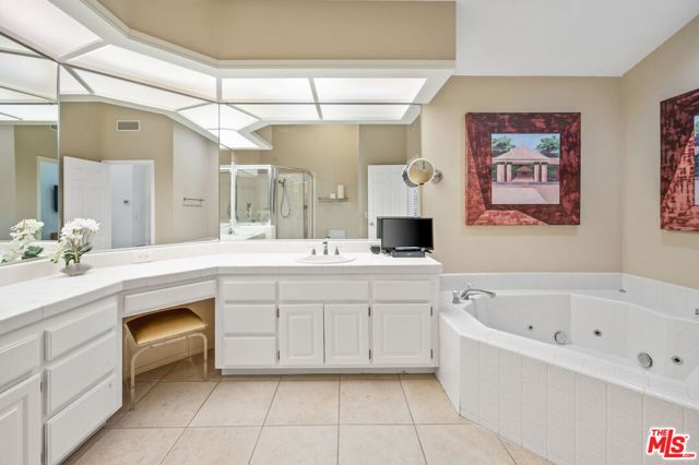 84 Running Springs Drive, Palm Desert CA: https://media.crmls.org/mediaz/86bc27d5-654f-4c0b-8674-c0944885a5bf.jpg