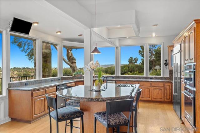 2205 Locust St, San Diego CA: https://media.crmls.org/mediaz/86bc713a-e6f4-4d51-ba48-00ae3b768af6.jpg