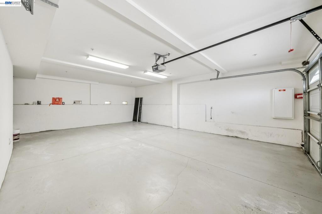 https://media.crmls.org/mediaz/86bc7a2c-ccd7-4b7c-abb9-be013600f925.jpg?preset=X-Large