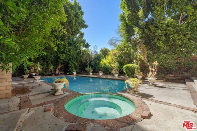 4560 Densmore Avenue, Encino CA: https://media.crmls.org/mediaz/86bc7b07-caee-422e-b51f-ecfbfe82752d.jpg