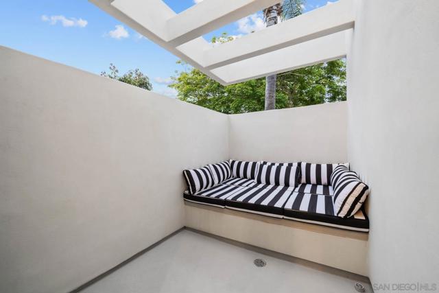 7376 Fay Ave, La Jolla CA: https://media.crmls.org/mediaz/86bd16d4-669a-4d28-b9a7-3baeb3639775.jpg