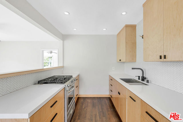 2073 VINE Street, Los Angeles CA: https://media.crmls.org/mediaz/86bdab66-96bd-4032-aec6-530c1bbb8858.jpg