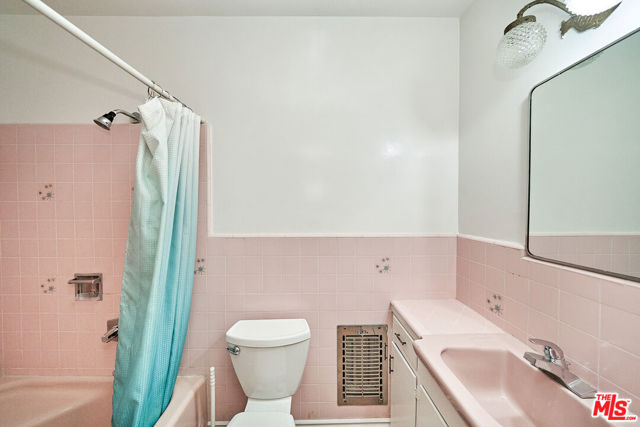 12129 Beverly Boulevard, Whittier CA: https://media.crmls.org/mediaz/86be9619-a5c2-421d-8207-b7e0b92a1e7b.jpg