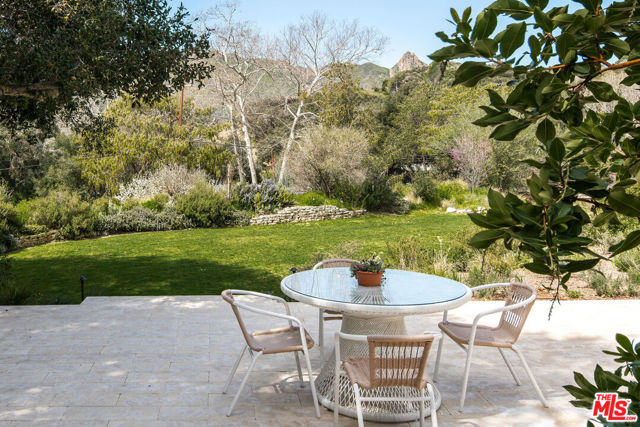 901 Crater Camp Drive, Calabasas CA: https://media.crmls.org/mediaz/86bebd45-2b9e-45c8-8ba6-7e3bfed08c5f.jpg