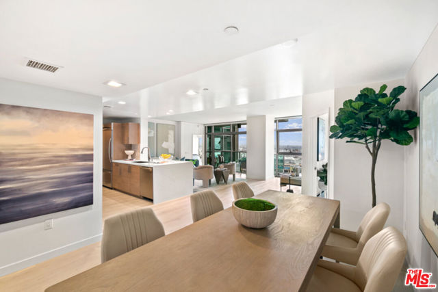 13650 Marina Pointe Drive, Marina del Rey CA: https://media.crmls.org/mediaz/86bf19c7-9915-4fb6-8320-1d37cbbf535d.jpg