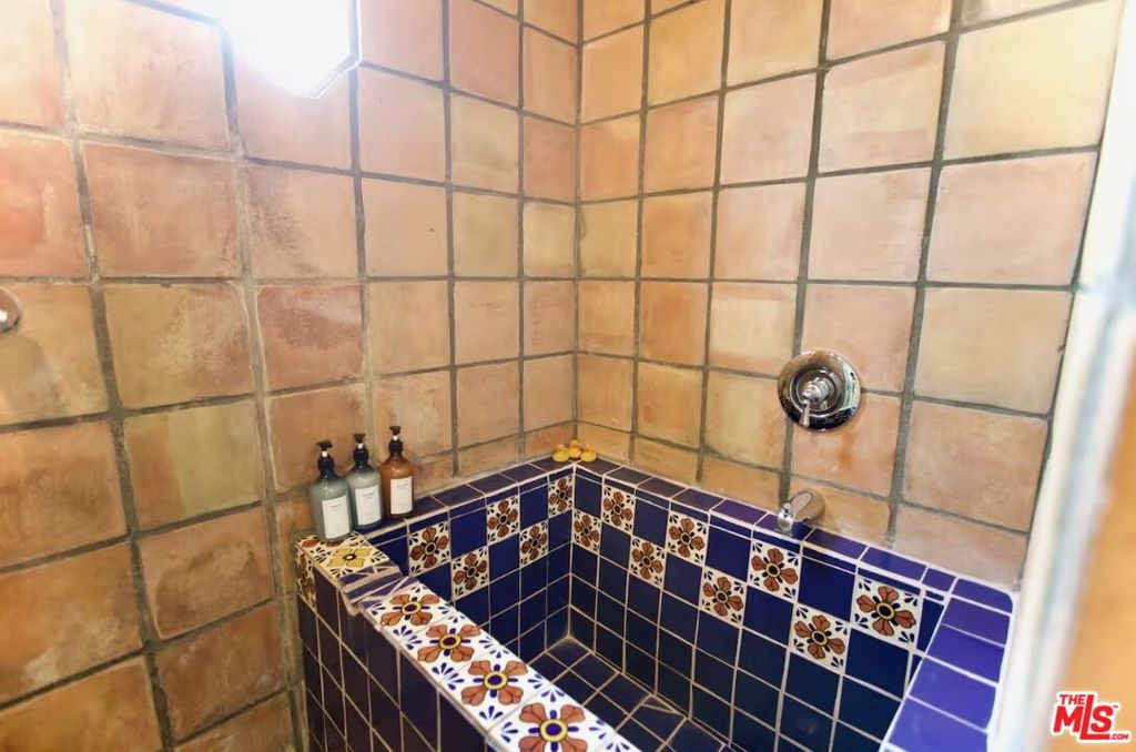 https://media.crmls.org/mediaz/86bfa691-3165-40f2-b923-0a4569012b14.jpg?preset=X-Large