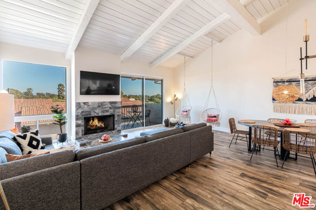 28374 Rey De Copas Lane, Malibu CA: https://media.crmls.org/mediaz/86c0e056-a74f-45fc-acdb-3ff3f3654933.jpg