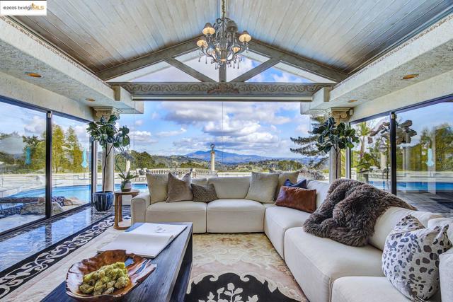 4146 Canyon Rd, Lafayette CA: https://media.crmls.org/mediaz/86c21757-208f-480b-bfcc-90fb01789746.jpg