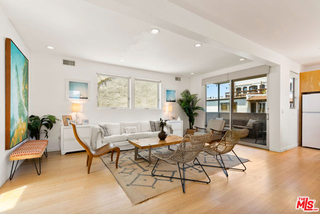 1410 Pacific Avenue, Venice CA: https://media.crmls.org/mediaz/86c24519-999e-46a0-b2d2-8ba07e089e68.jpg