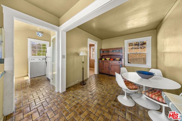 1060 Tremonto Road, Santa Barbara CA: https://media.crmls.org/mediaz/86c26ee7-ee13-43e7-b788-6cc5d346e2c3.jpg