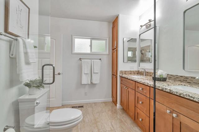 25 Overlake Court, Oakland CA: https://media.crmls.org/mediaz/86c32d6c-b51d-4f74-8a2f-3c4d5fce6b17.jpg