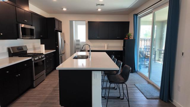 17516 Gemini Ct, Lathrop CA: https://media.crmls.org/mediaz/86c41b8e-43b4-4b03-9ccb-83fec168bfea.jpg