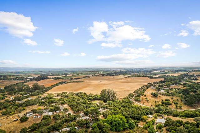 8697 Dyer Road, Salinas CA: https://media.crmls.org/mediaz/86c4c01f-597e-4166-b98e-13118e2c5090.jpg