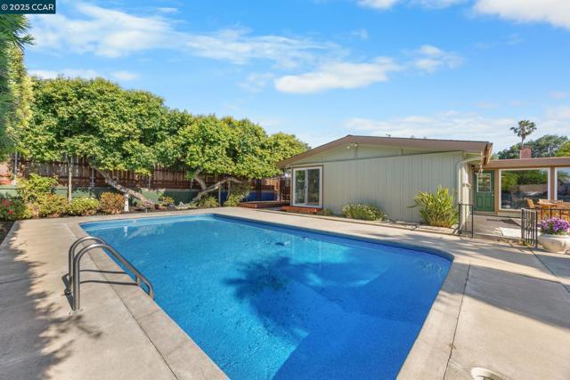 51 Gilrix Dr, Martinez CA: https://media.crmls.org/mediaz/86c4dc85-46d5-49ad-974f-8e64fc9ded0a.jpg