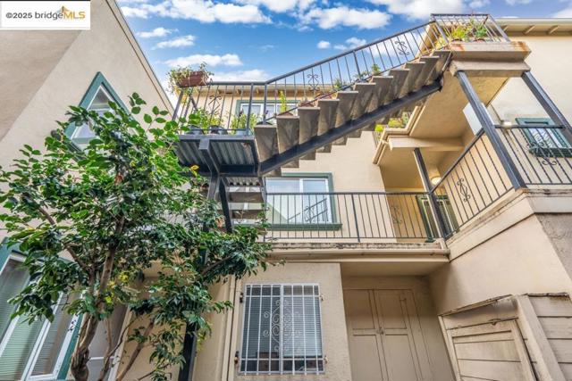 539 Mandana, Oakland CA: https://media.crmls.org/mediaz/86c5c208-60b0-4852-84fb-99aec5aac62a.jpg