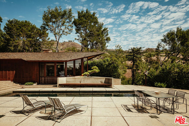 8 Sea Cove Drive, Rancho Palos Verdes CA: https://media.crmls.org/mediaz/86c5e8c3-ee8f-4bc9-a1b1-fb752439a6db.jpg