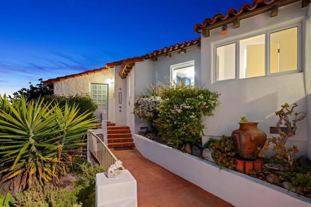7520 Hillside Dr, La Jolla CA: https://media.crmls.org/mediaz/86c605f0-ee61-4c21-8157-475b60e135c5.jpg